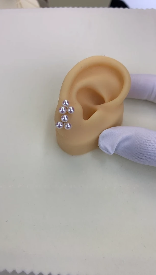 18K金镶嵌DA海水珍珠 GD165 4.5-5 小葡萄耳钉