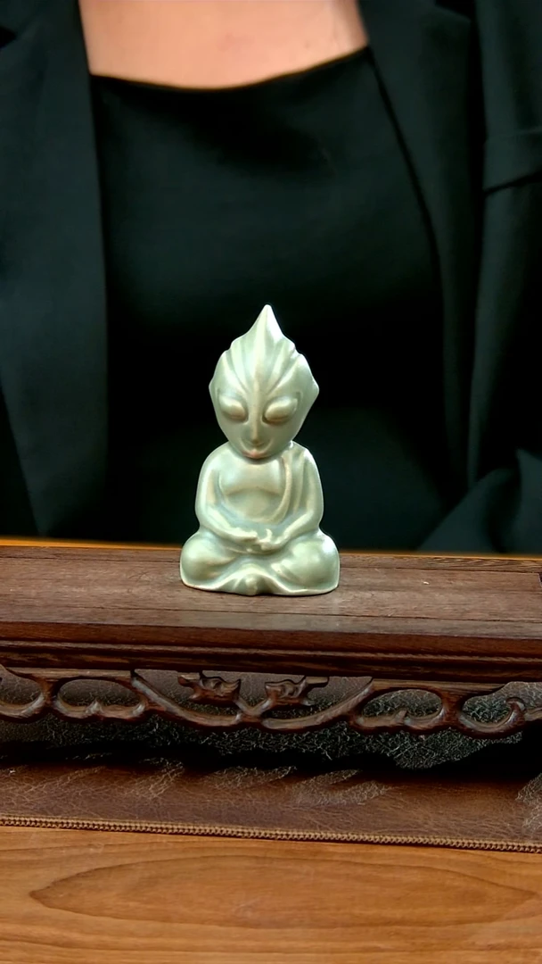 绿釉奥特曼茶宠摆件