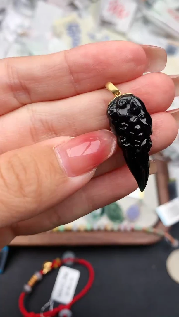 18K金镶嵌挂件翡翠1