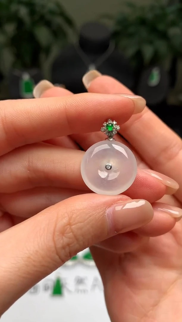 颈饰18K金镶嵌翡翠平安扣