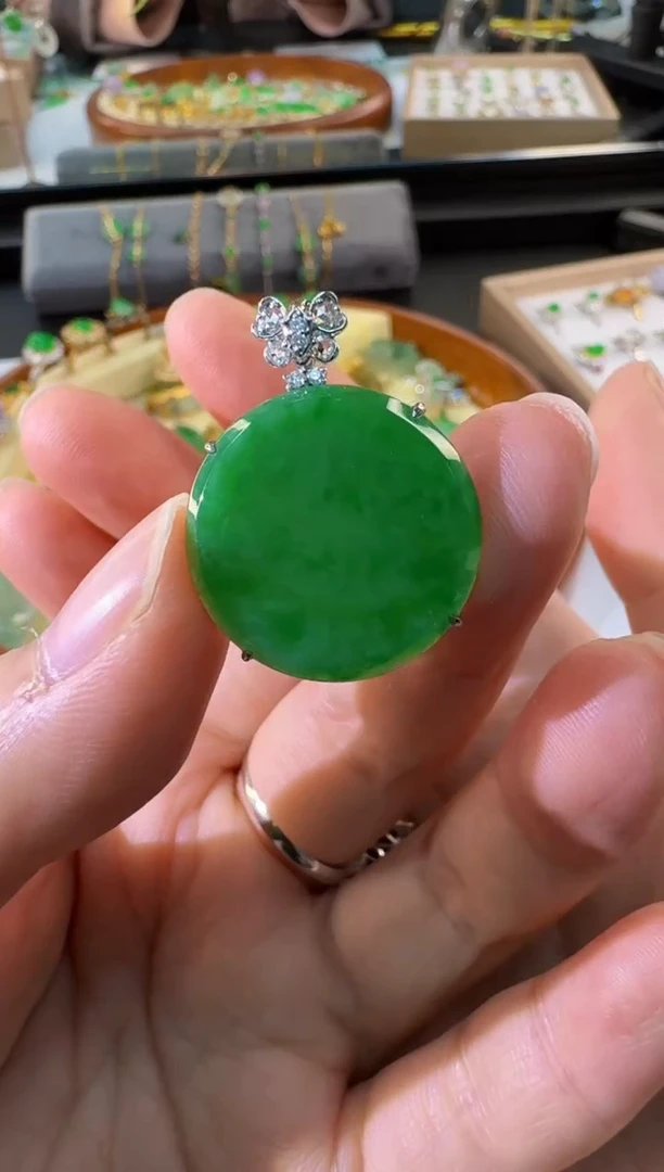 【闪购商品】翡翠颈饰18K金镶嵌缅甸翡翠A货吊坠