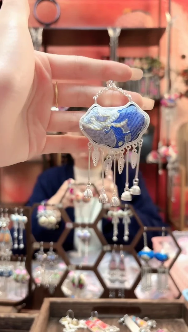 织绣云织谣民族风精美饰品   752