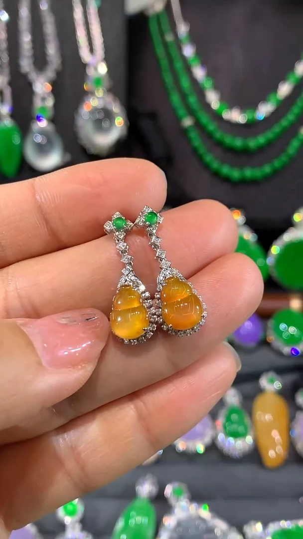 18K金镶嵌翡翠耳饰耳钉