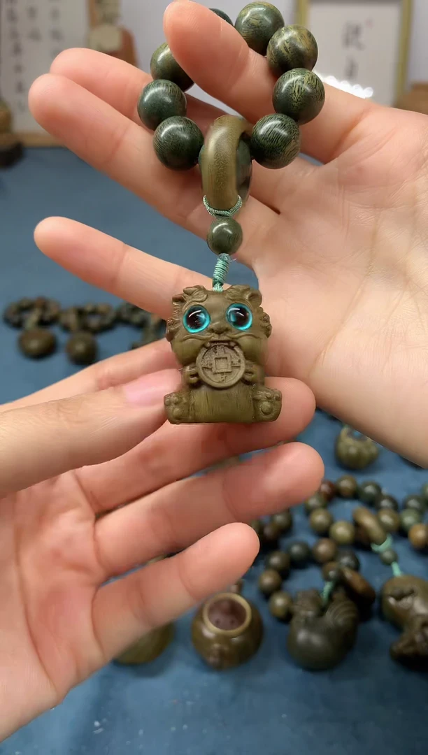 【闪购商品】维腊木（绿檀）把件吞金兽 盘玩件