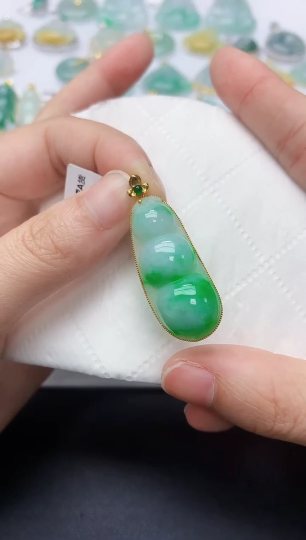 颈饰18K金镶嵌翡翠天然A货