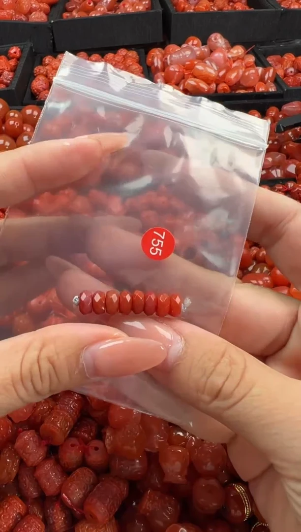 南红玛瑙未镶嵌颈饰1