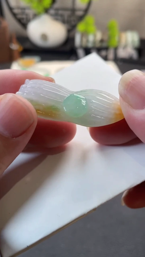 翡翠未镶嵌颈饰好事花生