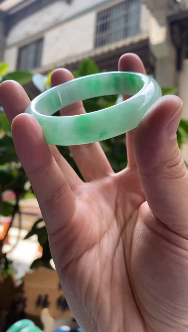 翡翠手镯未镶嵌55圈