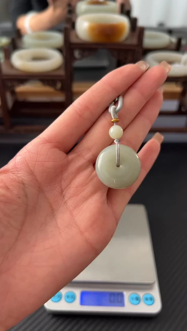 吊坠(赠链)未镶嵌和田玉且末微色差近矿平安扣