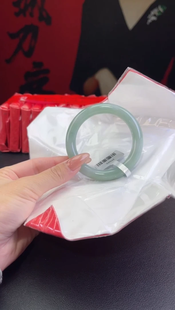 【闪购商品】翡翠手镯未镶嵌12翡翠手镯(微瑕）