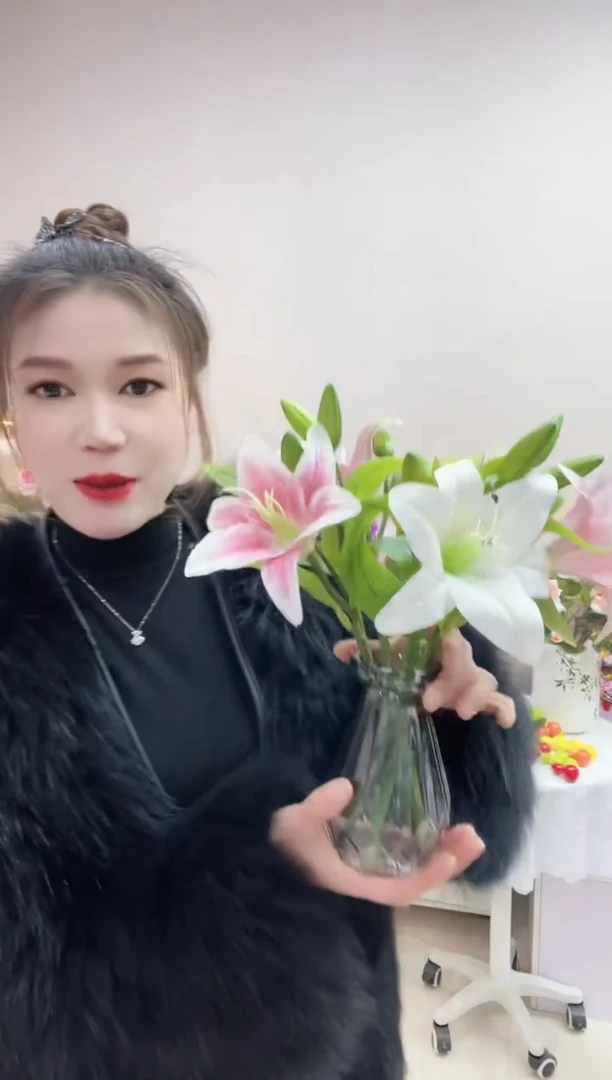 4支粉色1一支白色百合+钻石款玻璃花瓶