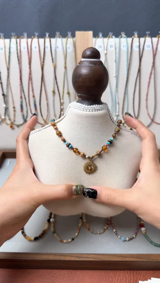 石英质玉合金颈饰太阳