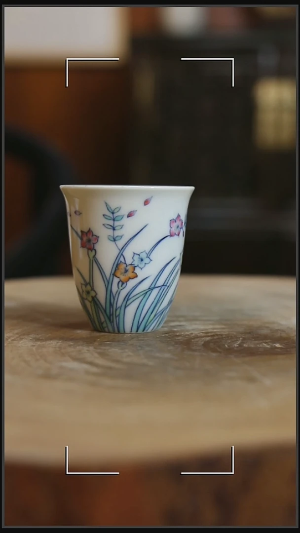 青花斗彩兰花主人杯