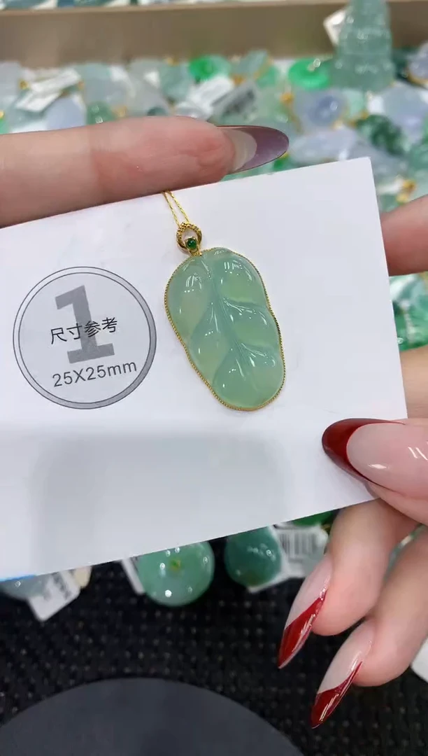颈饰18K金镶嵌翡翠1111111111111