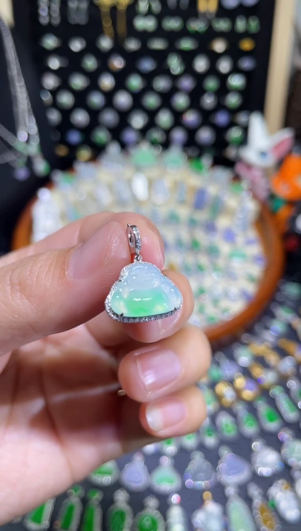 颈饰18K金镶嵌翡翠高冰玻金丝阳佛公吊坠