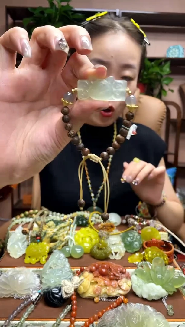 未镶嵌岫玉颈饰多样性发货发其中之一