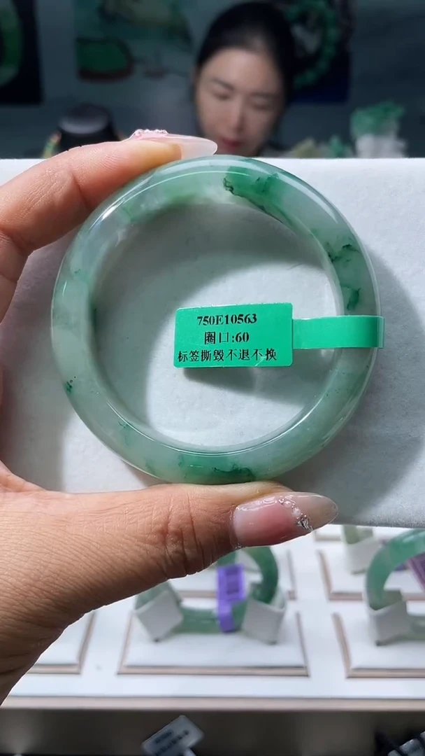未镶嵌手镯石英质玉（非洲翠）手镯