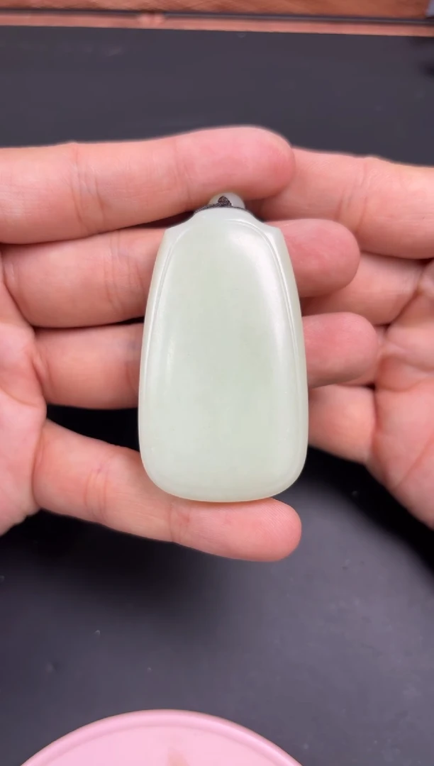 【闪购商品】和田玉吊坠(赠链)未镶嵌且末微色差迪克兰吊坠