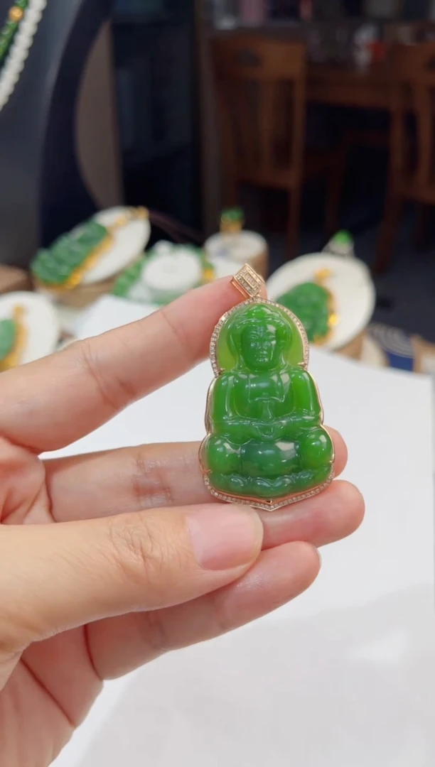 和田玉18K金镶嵌颈饰观音