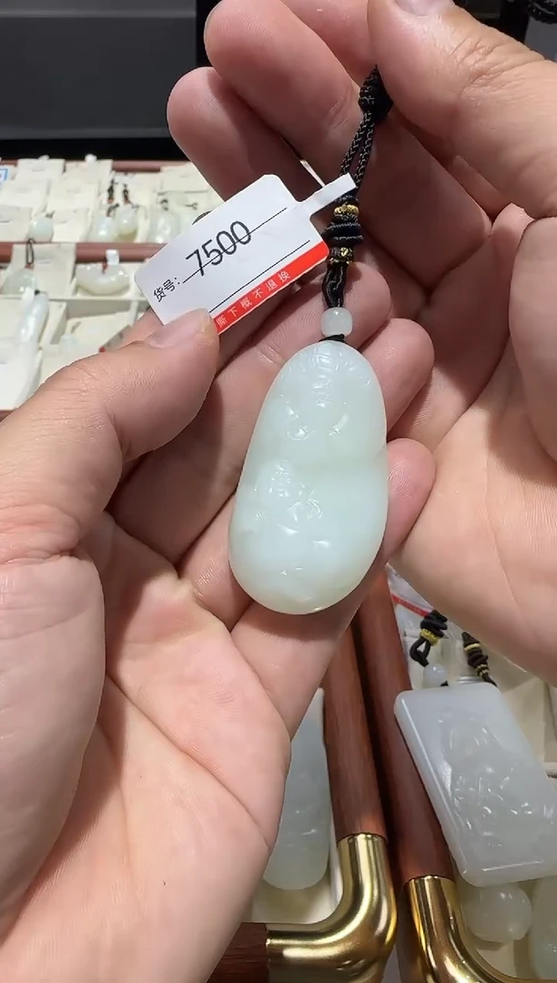 颈饰未镶嵌和田玉J多样性发货发其中一件