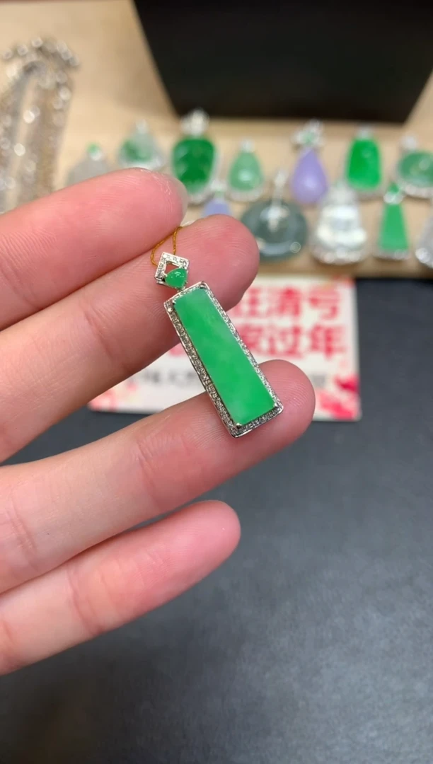 【闪购商品】翡翠颈饰18K金镶嵌无事牌【无服务费】