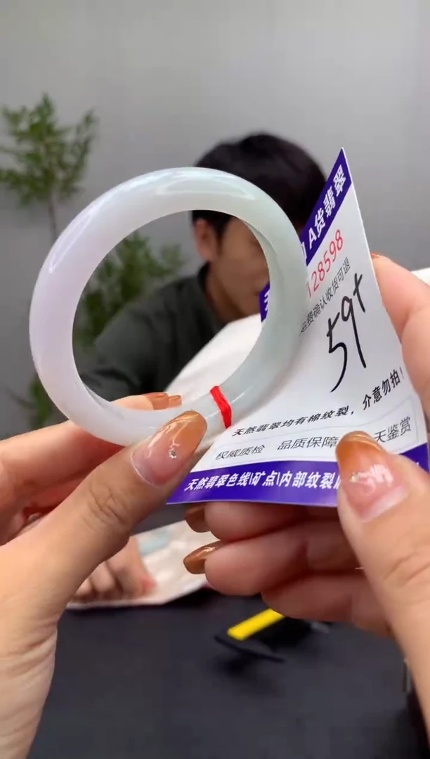 未镶嵌手镯翡翠有纹，完美者勿拍