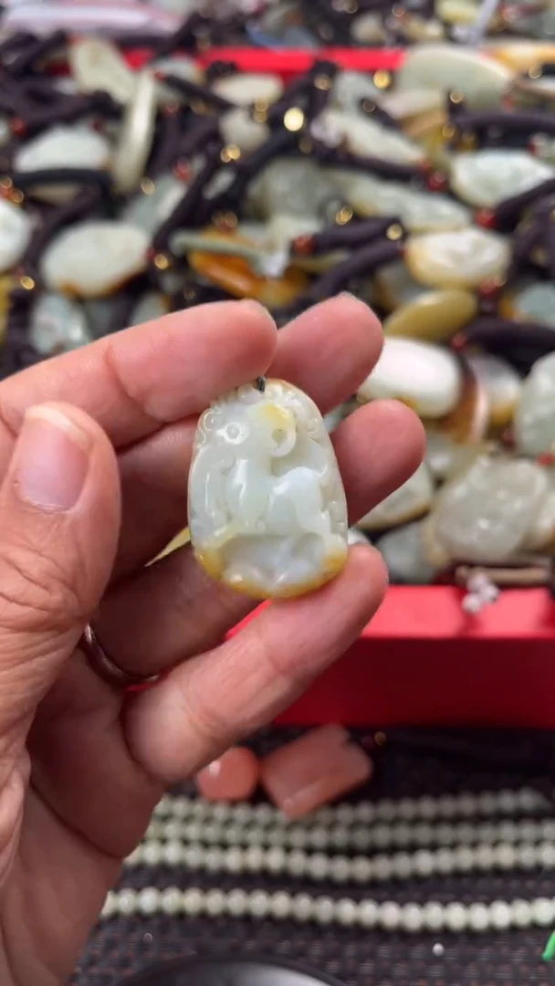 【闪购商品】和田玉颈饰未镶嵌多样性发货没有证书拍一发一有瑕