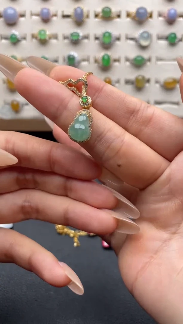 颈饰未镶嵌翡翠一物一证一礼盒