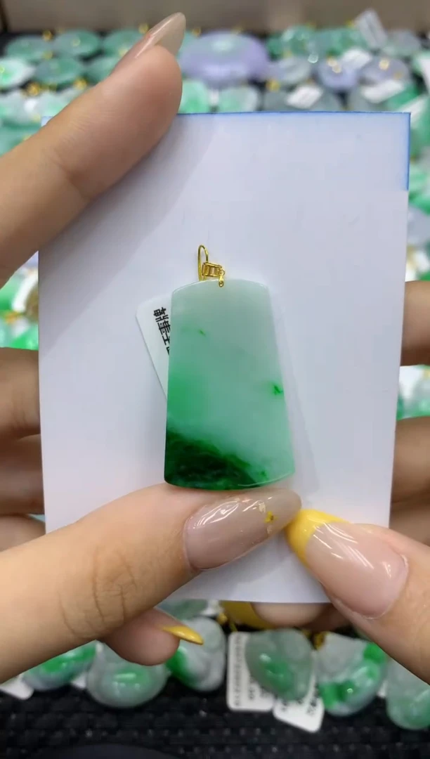 颈饰18K金镶嵌翡翠天然缅甸翡翠A货