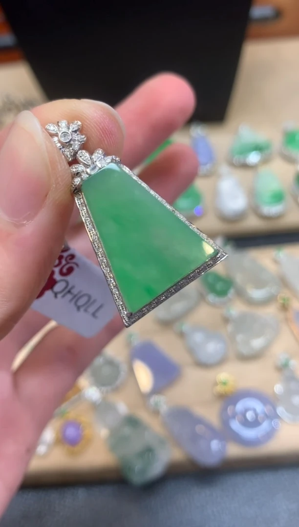 翡翠18K金镶嵌颈饰无事牌【无服务费】