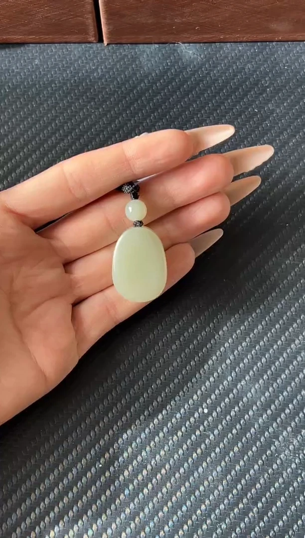 吊坠(赠链)未镶嵌和田玉且末近矿微色差吊坠