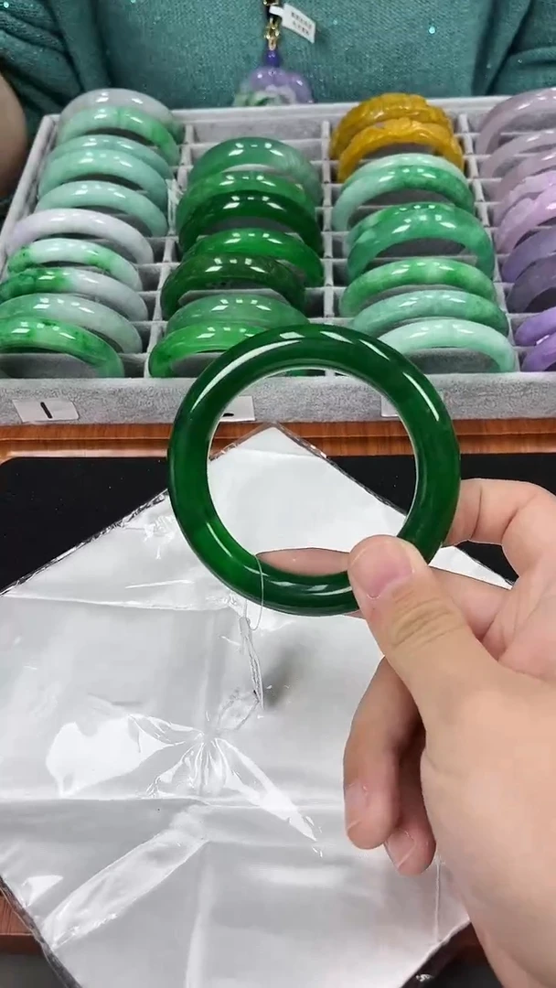 【闪购商品】砖雕s63 冰阳绿圆条手镯 圈口60.5