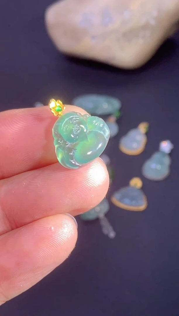 颈饰18K金镶嵌翡翠