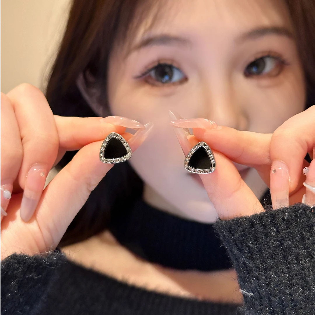 合金锆石耳饰 黑色三角形耳钉女小众设计耳饰2025新款爆款耳环