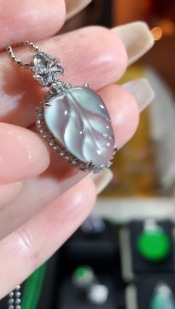 【闪购商品】翡翠吊坠(不含链)18K金镶嵌叶子吊坠