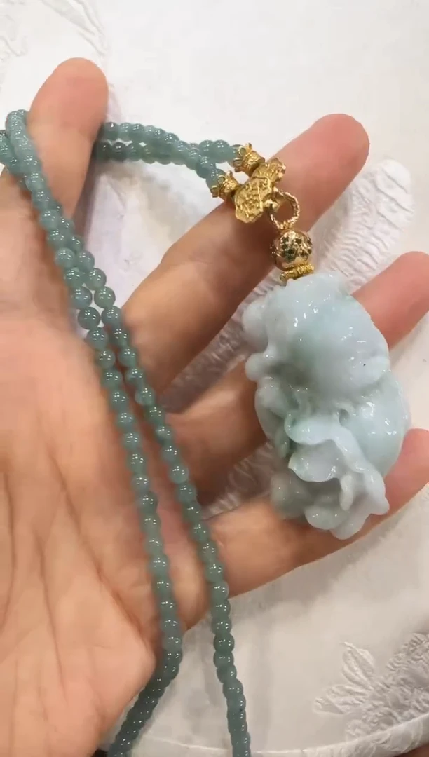翡翠未镶嵌颈饰国风