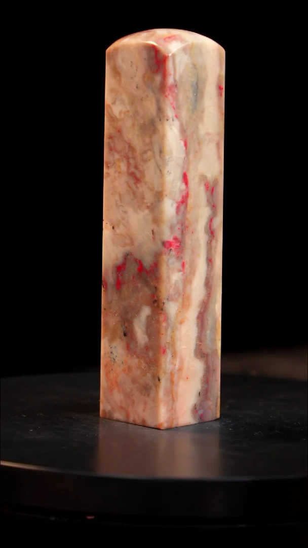 昌化石牛角冻鸡血石