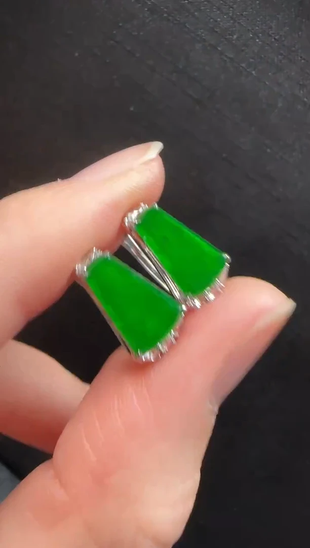 18K金镶嵌翡翠耳饰448无事牌一对