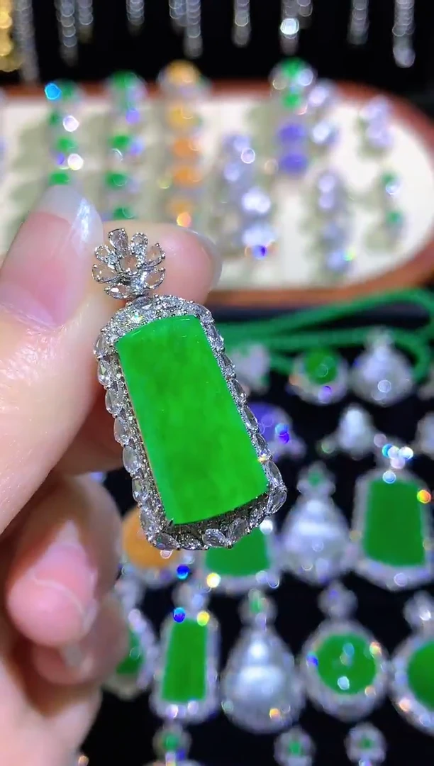颈饰18K金镶嵌翡翠高冰满绿阳绿无事牌吊坠一刀切