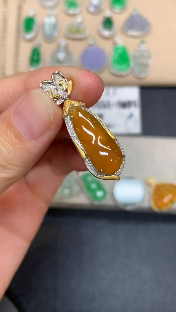 颈饰18K金镶嵌翡翠福瓜【无服务费