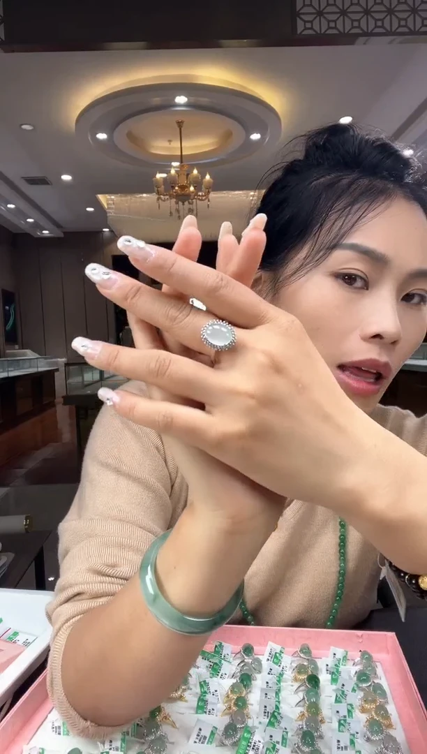 石英质玉手镯未镶嵌戒指