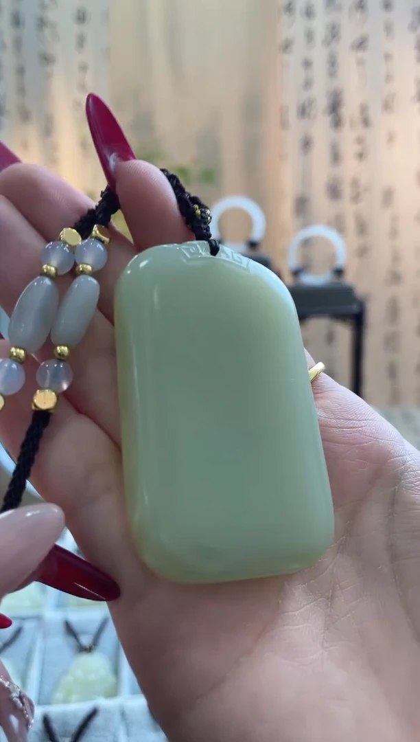 青海料鸡油黄46大无事牌，带中国结编绳