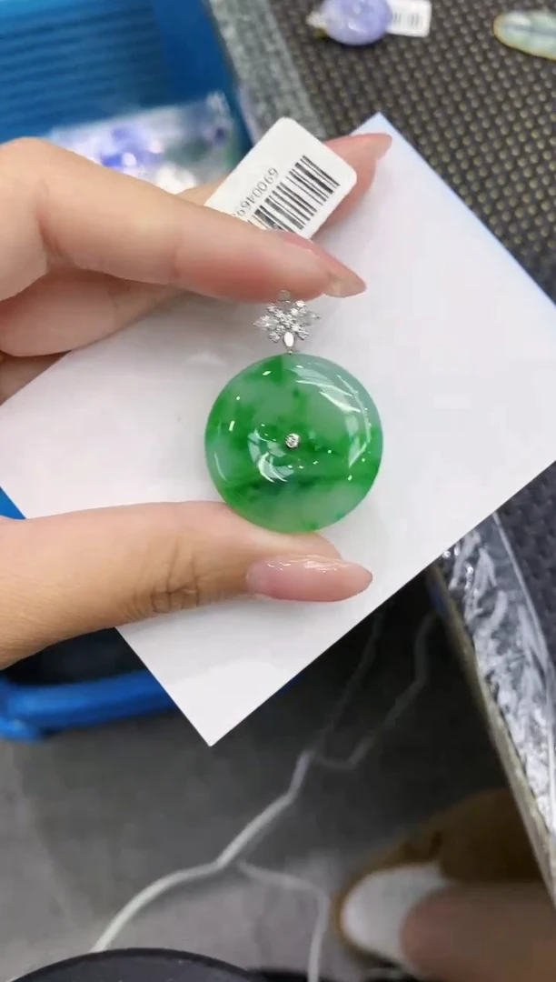 翡翠18K金镶嵌颈饰111111111