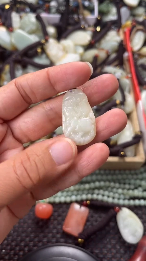 【闪购商品】和田玉颈饰未镶嵌多样性发货没有证书拍一发一有瑕