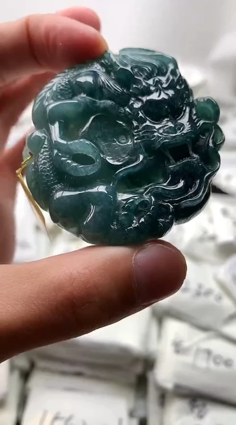 翡翠未镶嵌颈饰龙牌