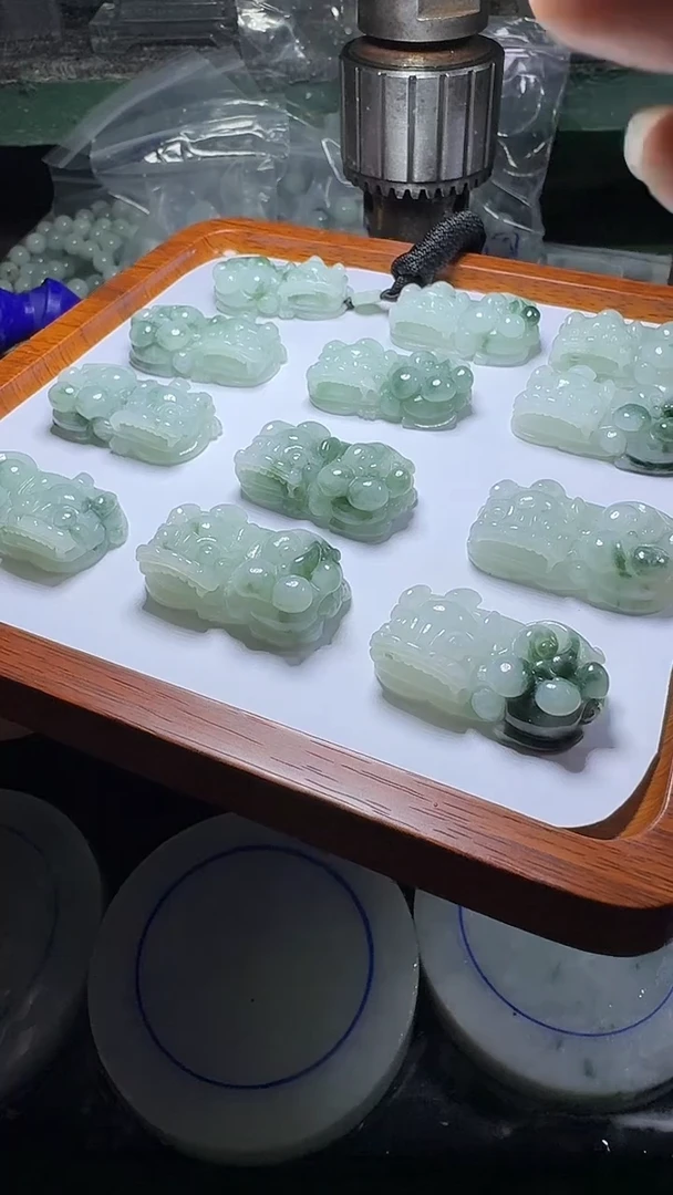 翡翠未镶嵌颈饰飘花貔貅多样性发一件