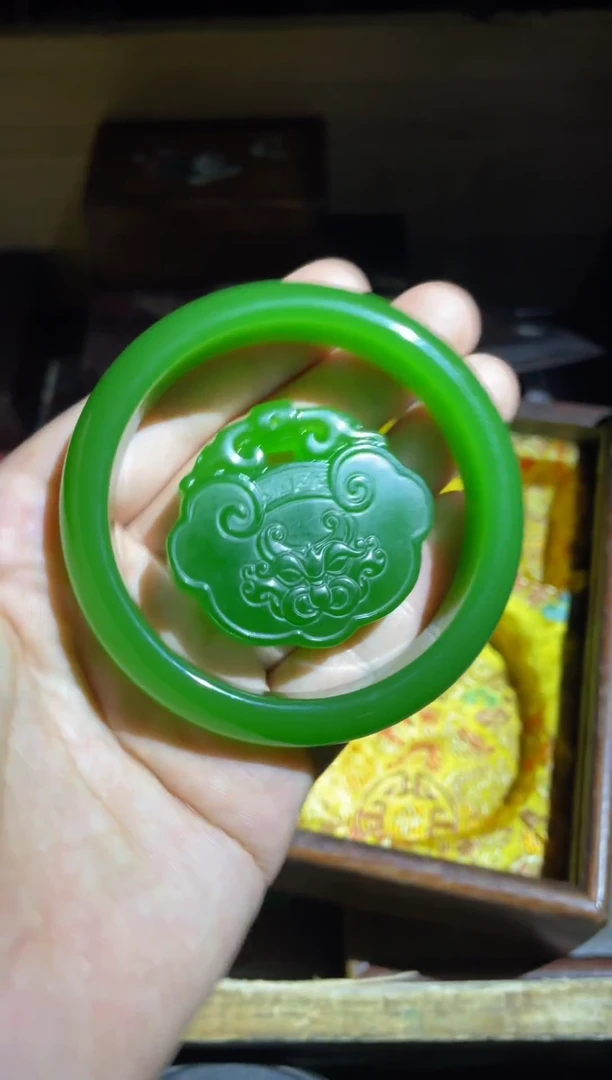 天然玉石未镶嵌颈饰  手镯平安锁一套给