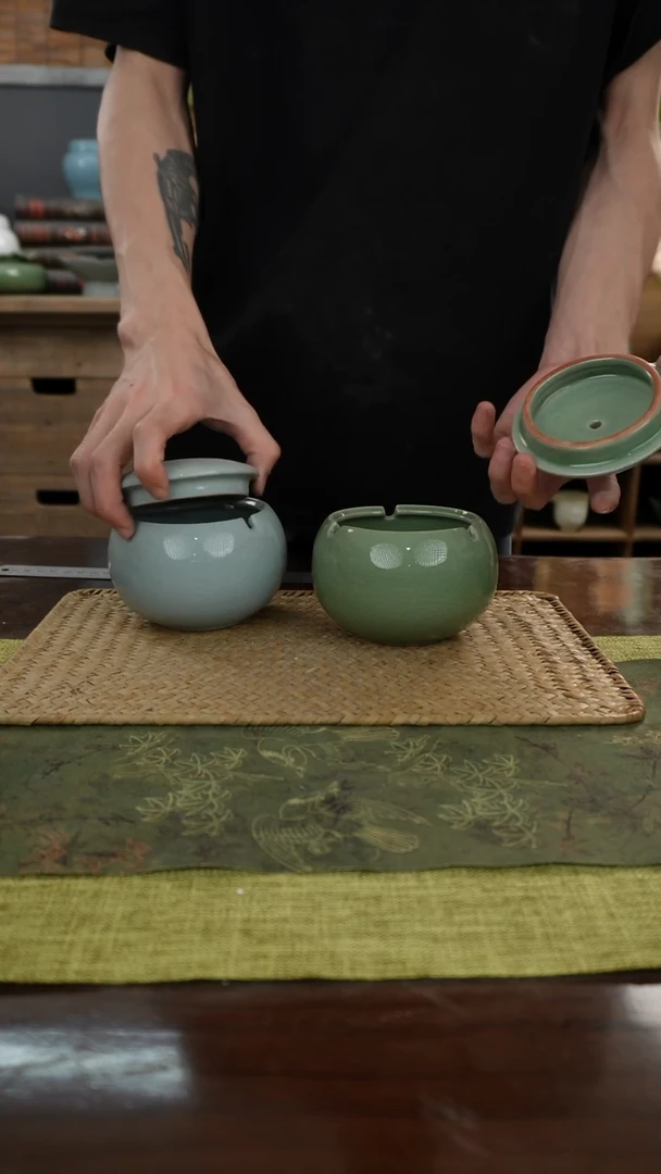 陶瓷一件包邮带盖烟灰缸粉青加梅子青两个