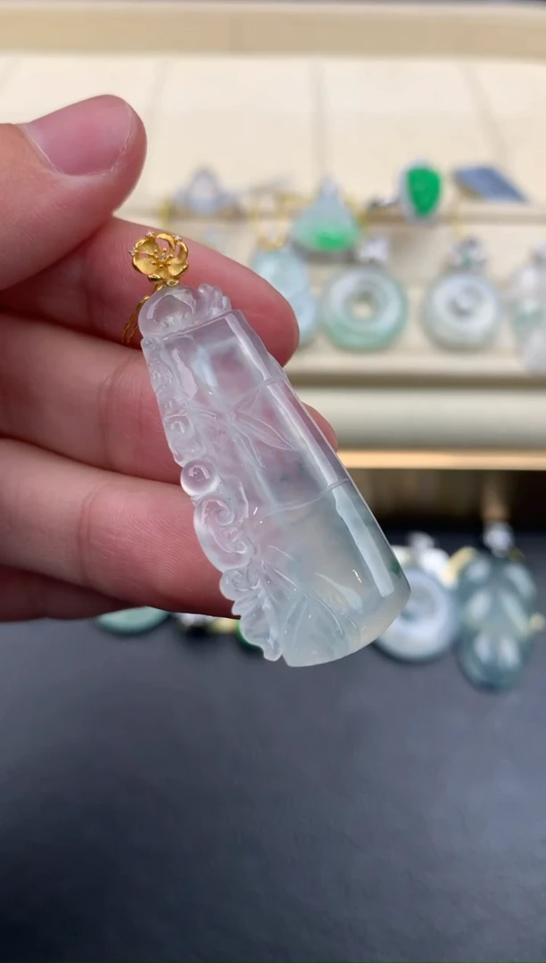 翡翠18K金镶嵌颈饰Q55