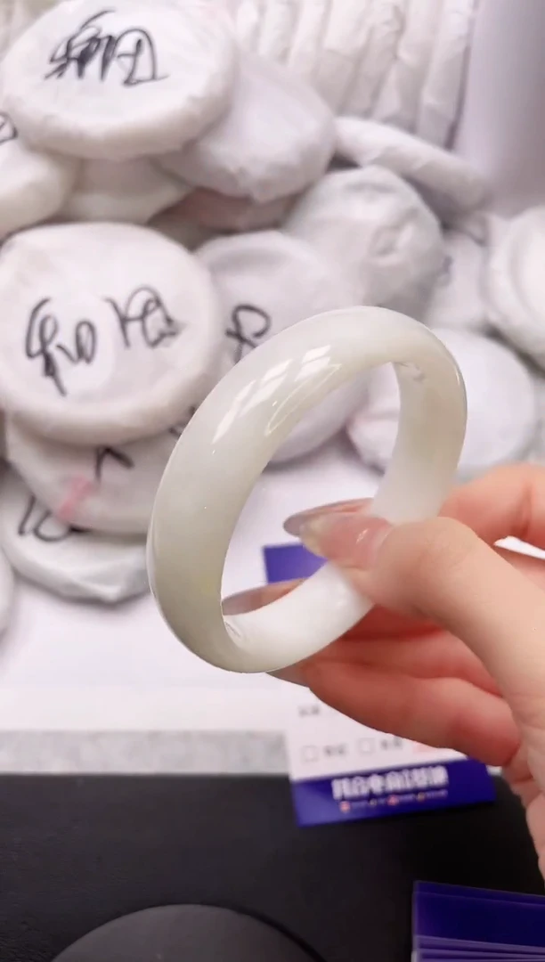 【闪购商品】和田玉手镯未镶嵌13K63-55